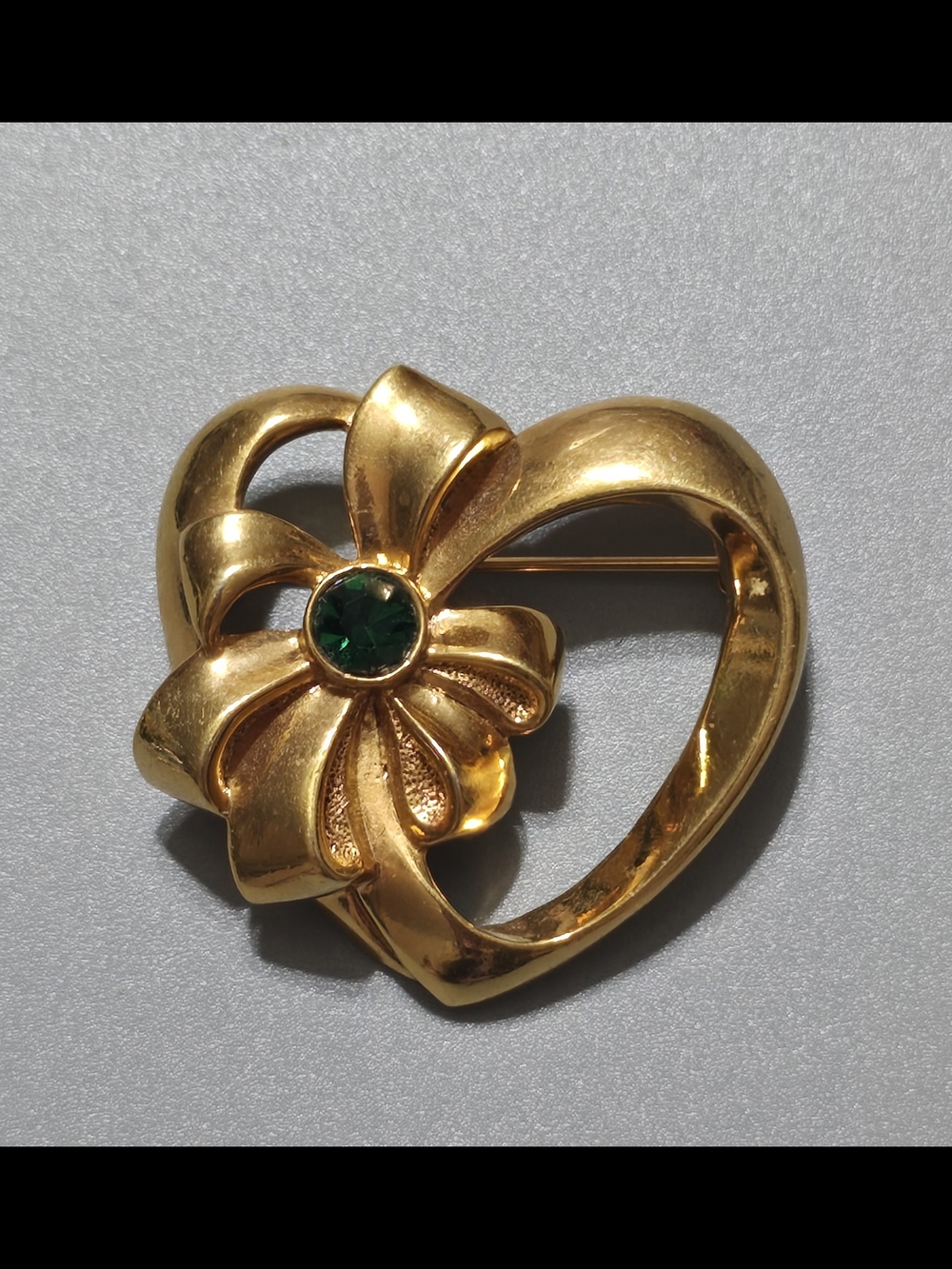 Vintage Avon Jewelry Brooch Gold Tone Heart Green Crystal Rhinestone Signed